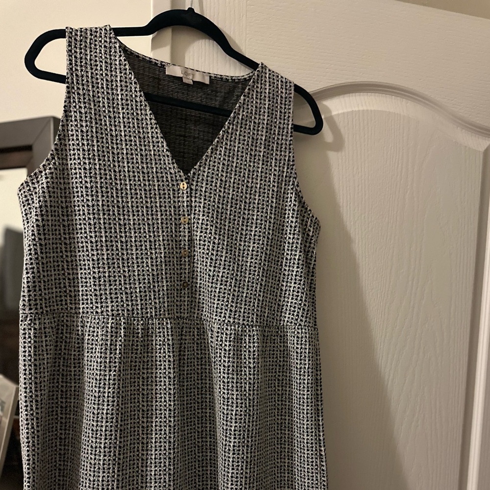 Elegant Black and White Sleeveless Dress